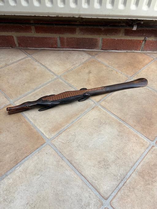  — Crocodile shoe horn