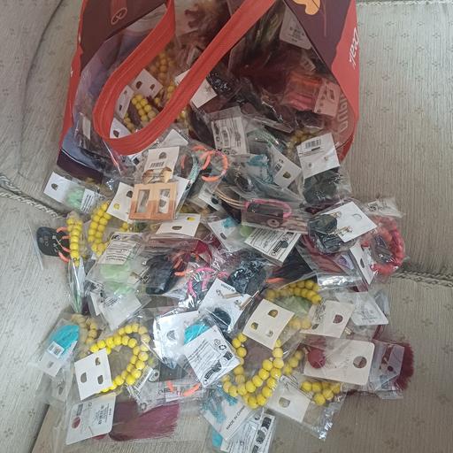  — Large joblot of earrings. New
Mixed lot.