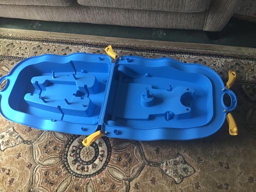  — Water play table