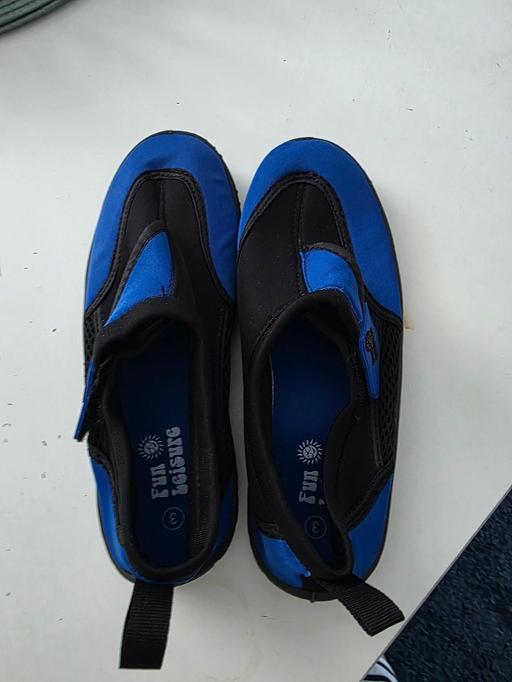  — swimming shoes unisex size 3