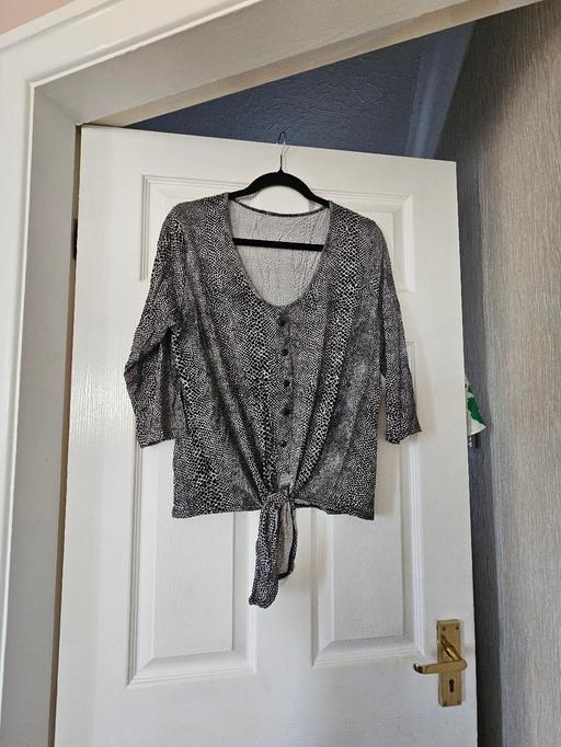  — Patterned Tshirt, size 16/18..like new.
