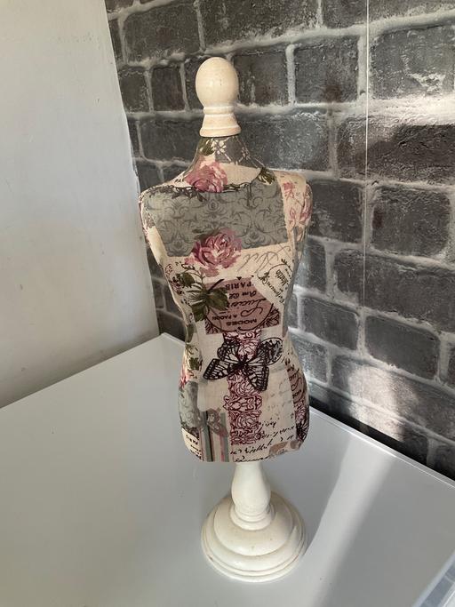  — jewelry stand