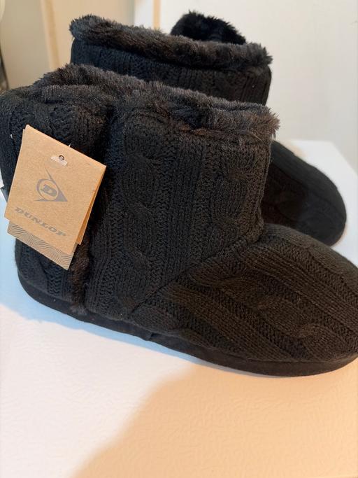  — Dunlop slippers , size medium