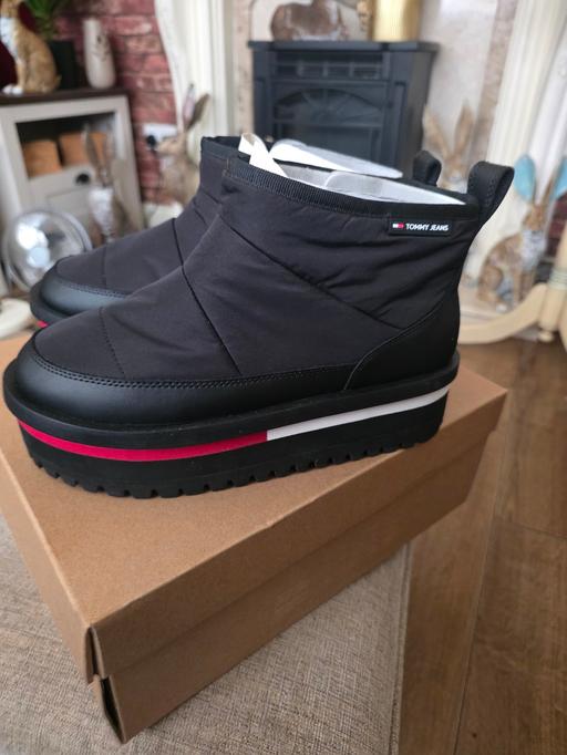  — TOMMY HILFIGER PLATFORM ANKLE BOOTS SZ 4. NEW