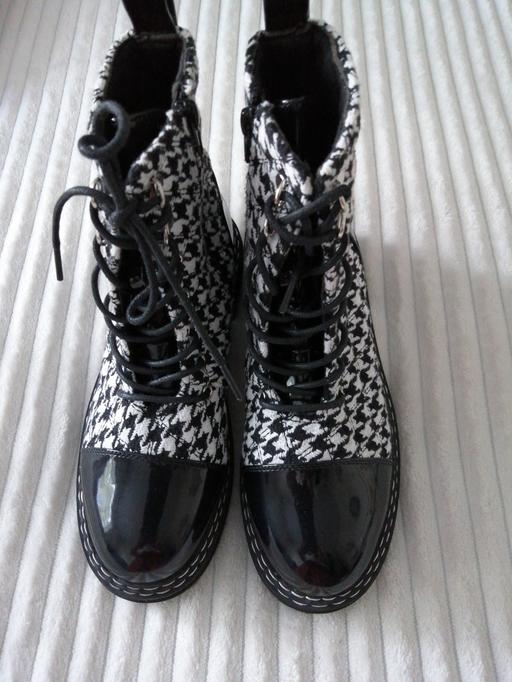  — ladies Boots size *5*