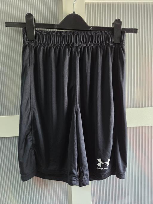 — Size M boys UNDER ARMOUR loose fit shorts