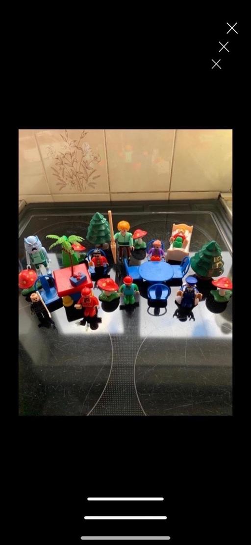  — Play mobile figures and furniture