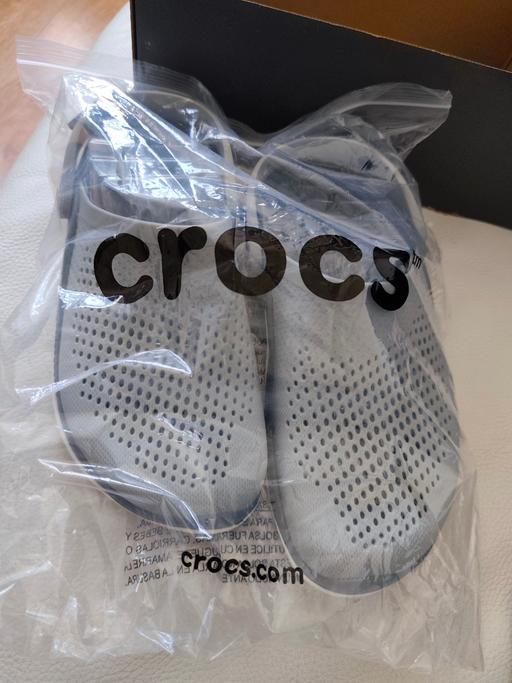  — Crocs - unisex- size 5-6
