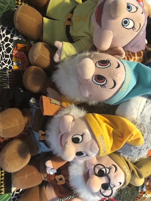  — Snow White and 7 dwarfs 4 plush teddies