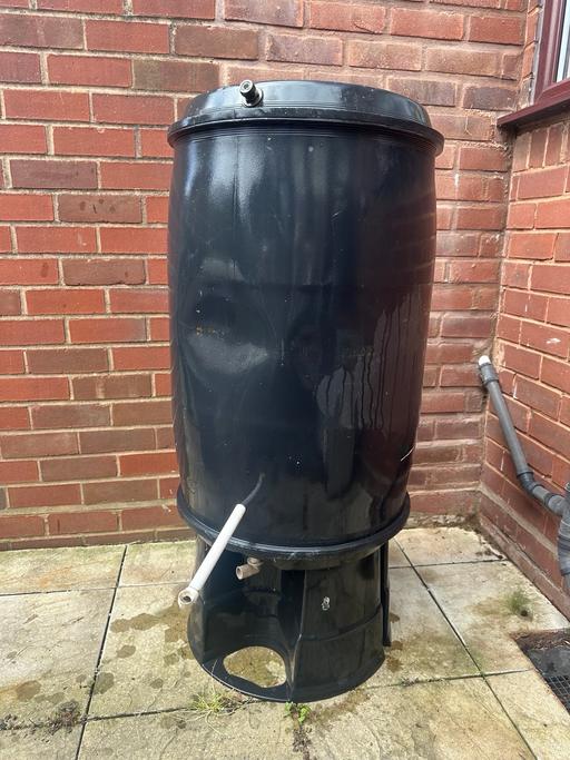  — Large water butt with stand