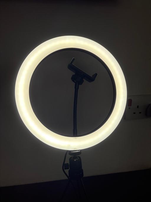  — Ring light with tripod