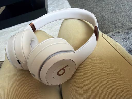  — Beats Solo 4 pink