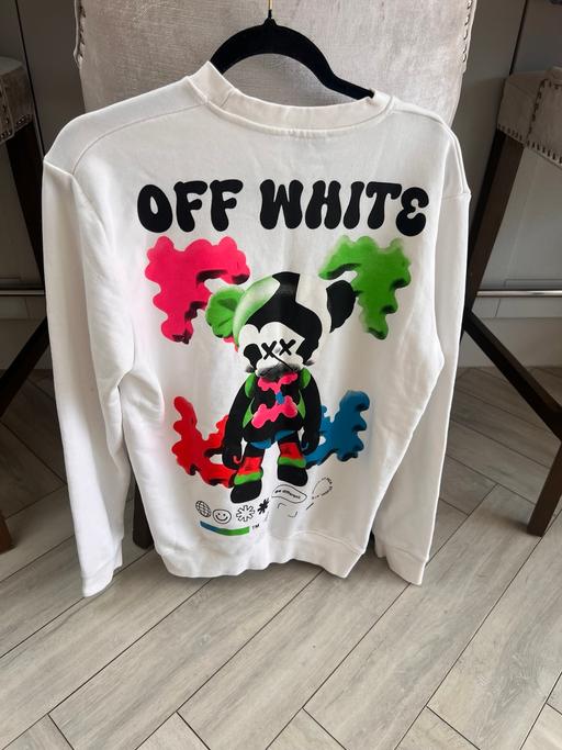  — Men’s long sleeve top size medium