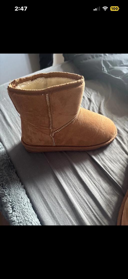  — Slippers/boots