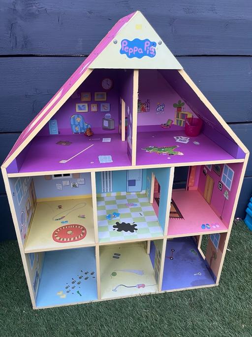  — Large wooden peppa pig house