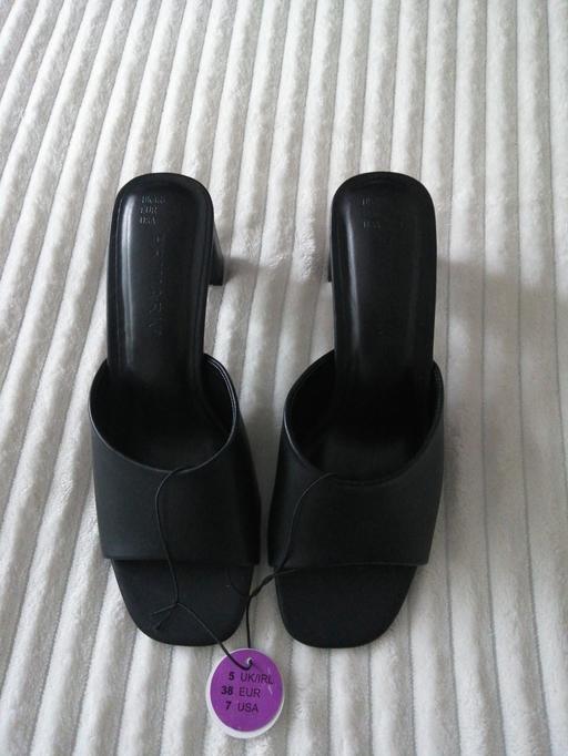  — ladies shoe's size *5*