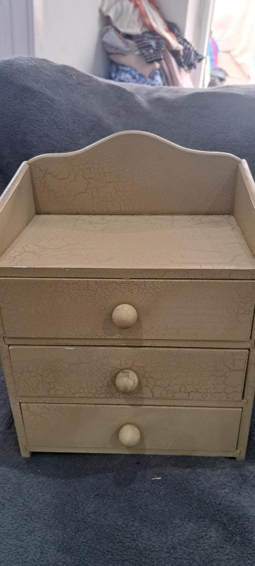  — Trinket storage box