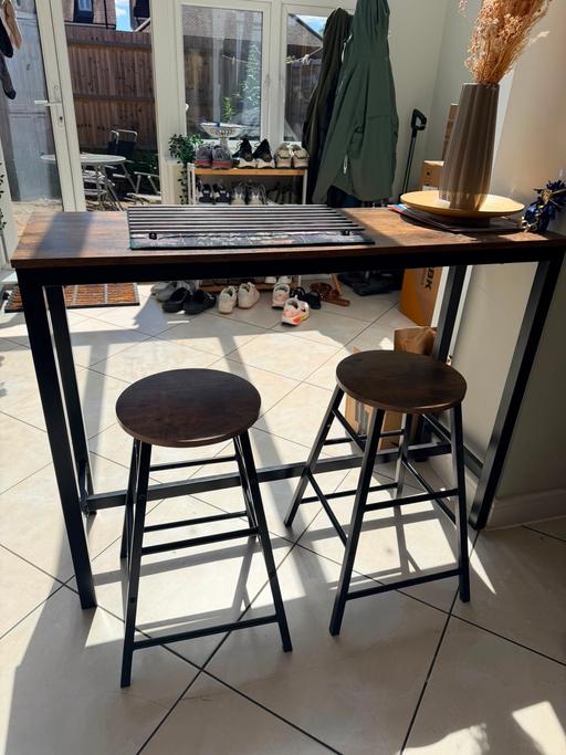  — Breakfast dinning table for 2 with stools