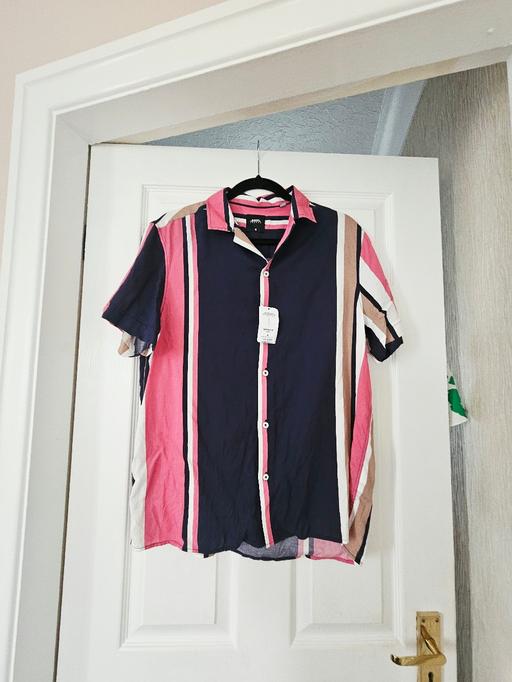  — Mens Burton summer shirt, size medium..NEW