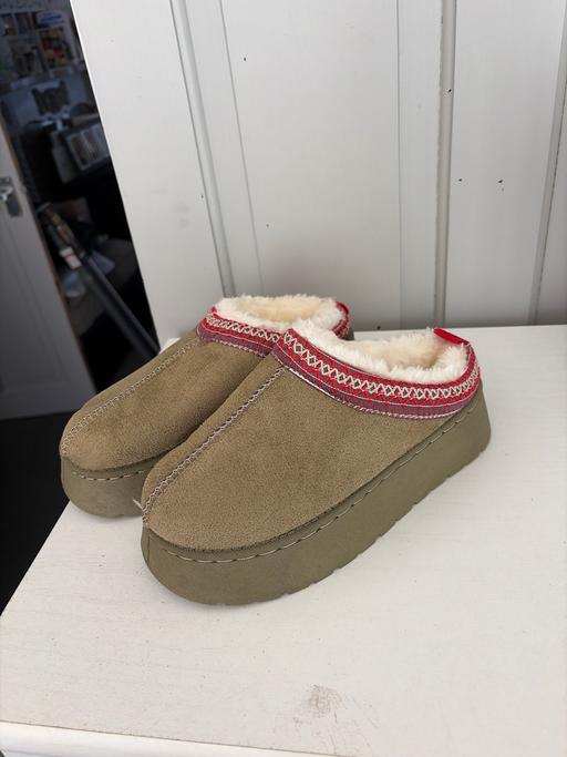  — Ladies/girls snug slippers