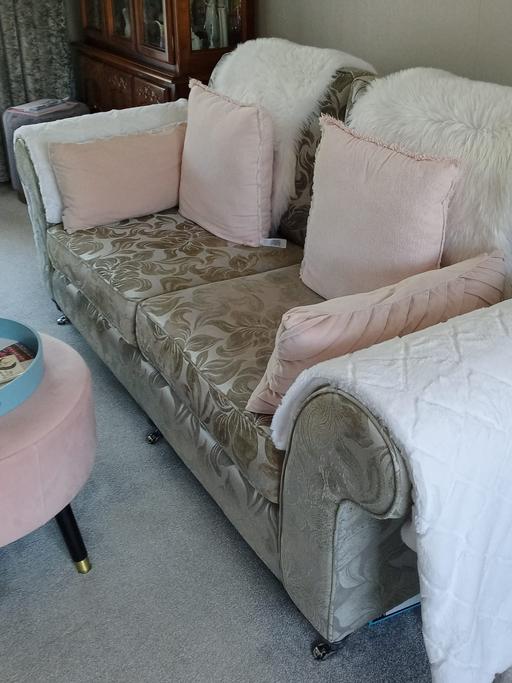 — beauitifull sofa and 2chairs ex condtion