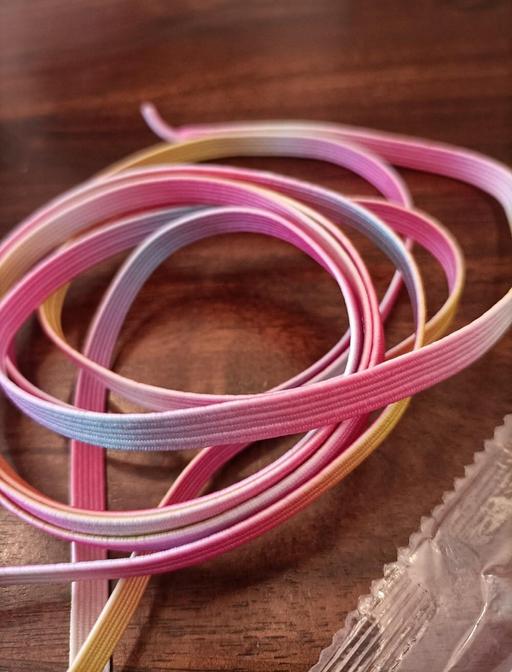 — elastic multicoloured laces