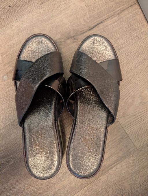 — Fit flop £3