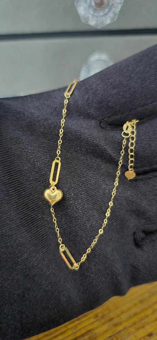  — 18K gold bracelet a delicate paperclip chain