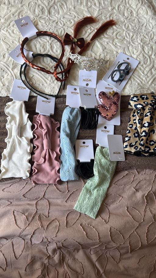  — Wow London hair accessories