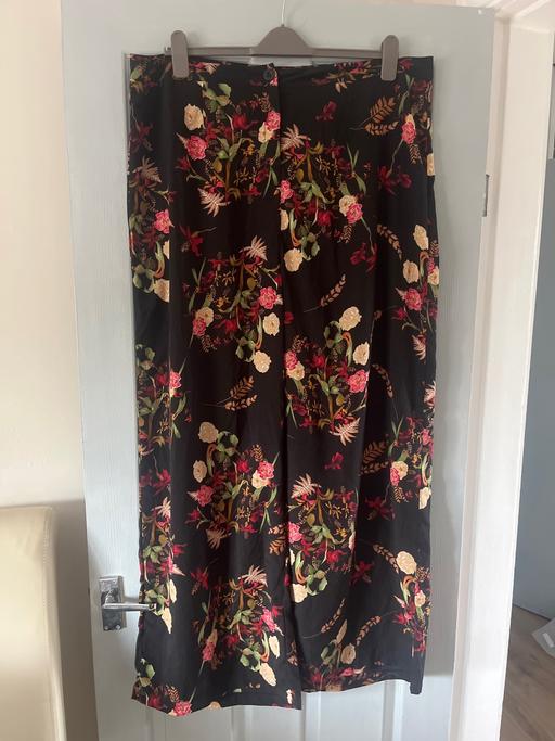  — Stunning floral black size 20 wide leg bottom
