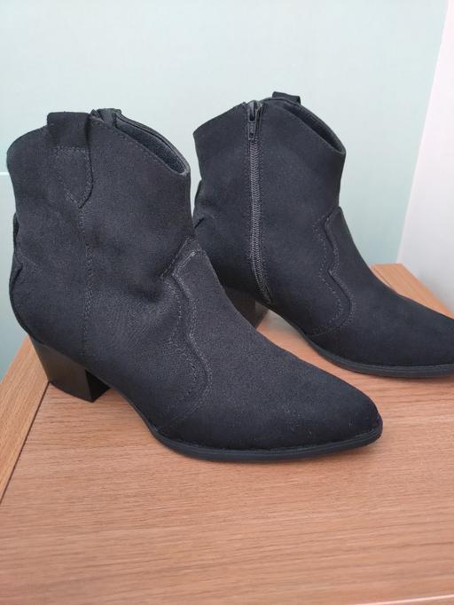  — Ladies boots