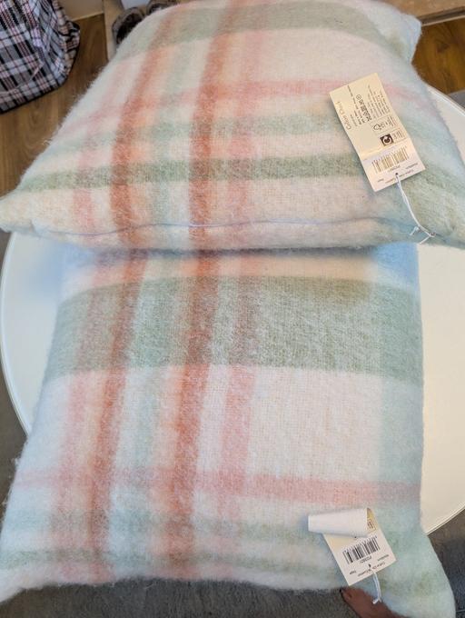  — laura Ashley Cushion 15% wool x2