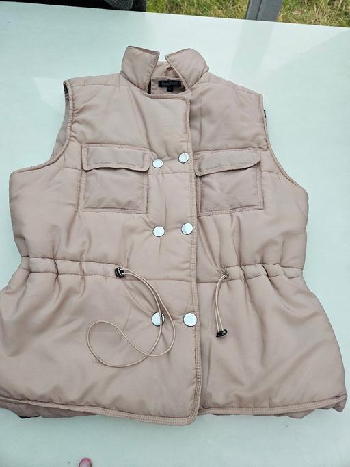  — sleevless top