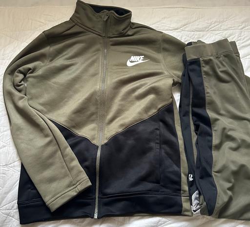  — Nike tracksuit