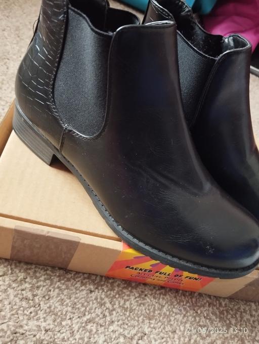  — Girls boots