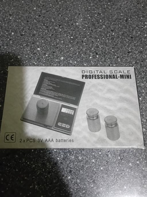  — Brand new boxed scale whit 2 batery