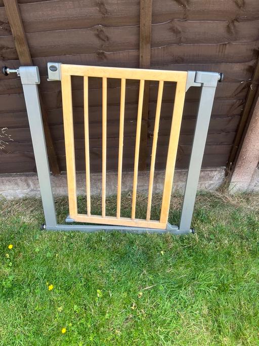  — Metal and wood safety gate Pet gate