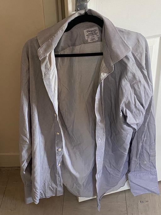  — Mens grey long sleeved shirt size M.