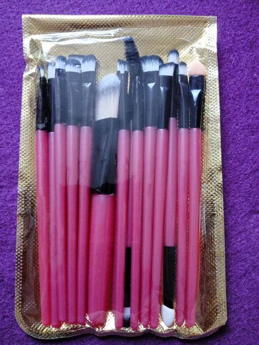  — new pack of 20 MAKE UP BRUSHES