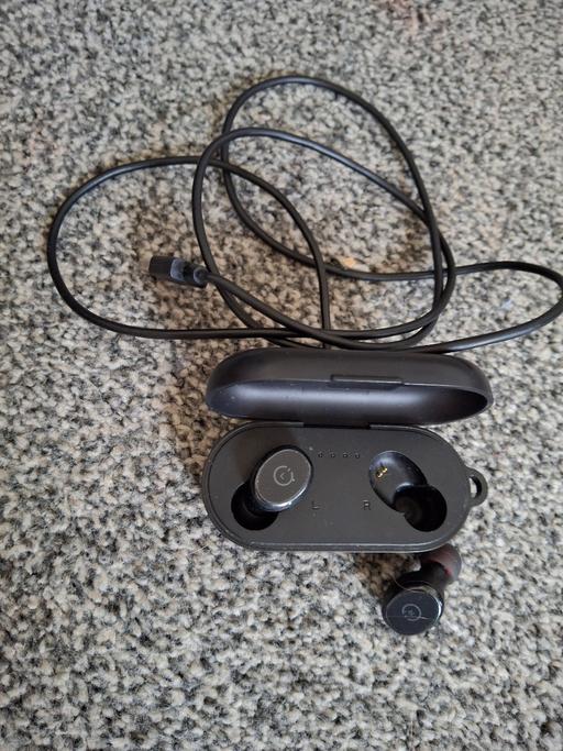  — wireless earbuds with charger cable