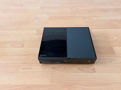  — Xbox One - Controller and Charging Station