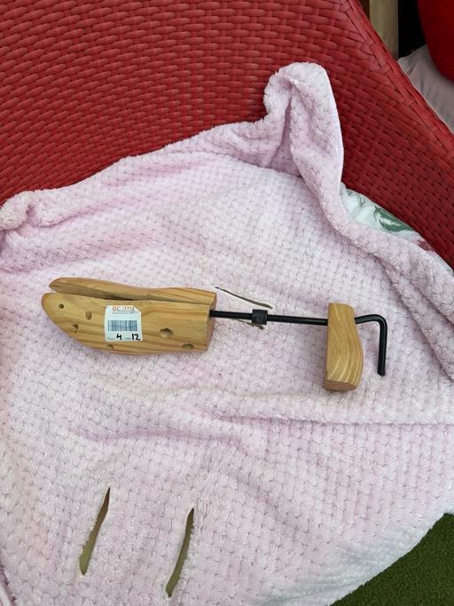  — Wooden shoes stretcher