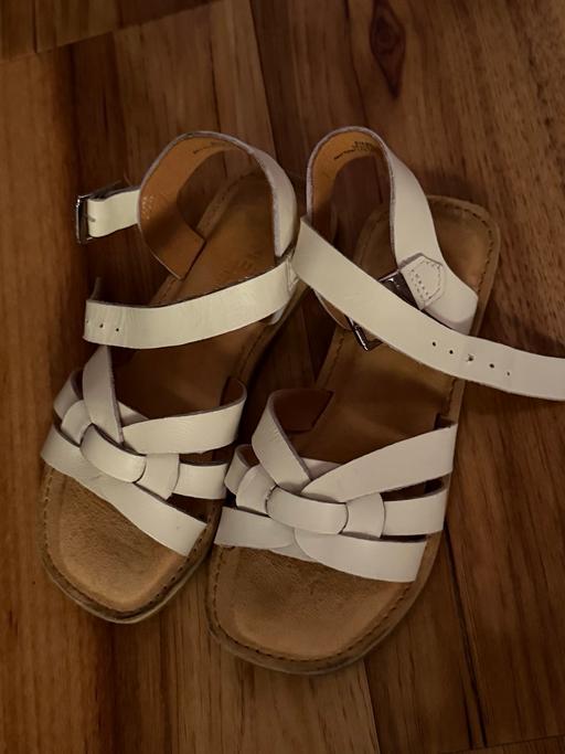  — Girls sandles