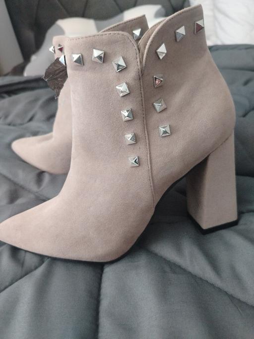  — brandnew boots