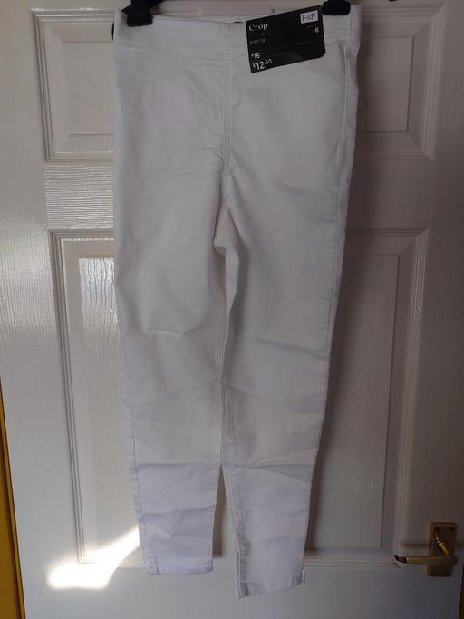  — Women's white crop jeggings size 6