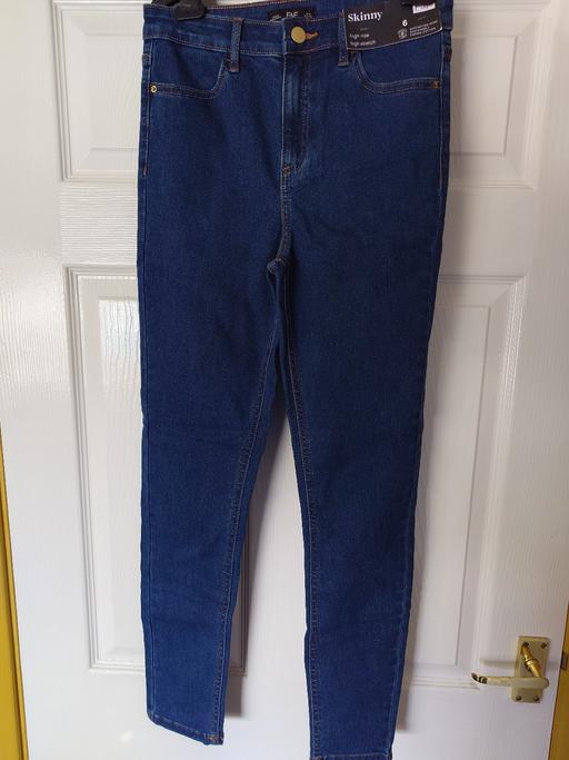  — Women's skinny jeans size 6