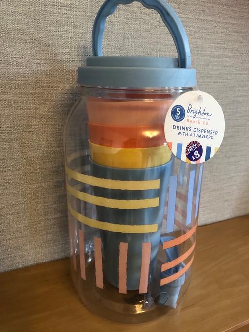  — Drink dispenser and 4 tumblers