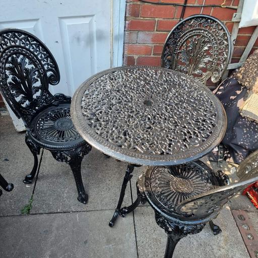  — garden chairs and table set