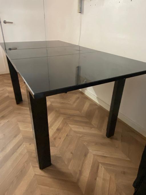  — Extending dining table