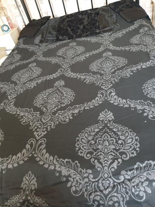  — Black double quilt cover